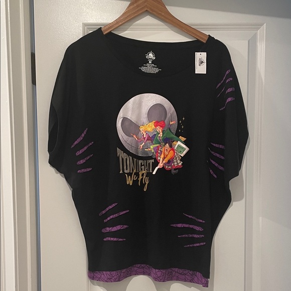 Disney parks Hocus Pocus Tonight We Fly Moon Women's Graphic T-Shirt medium nwt - Picture 1 of 4